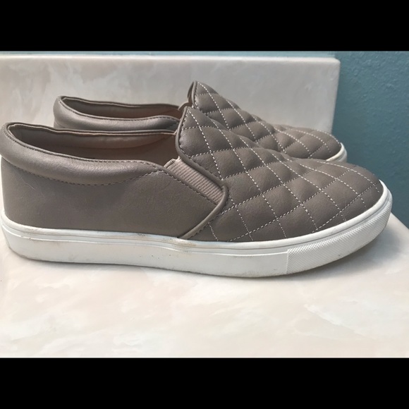 Size 7 gently worn! - Picture 2 of 4